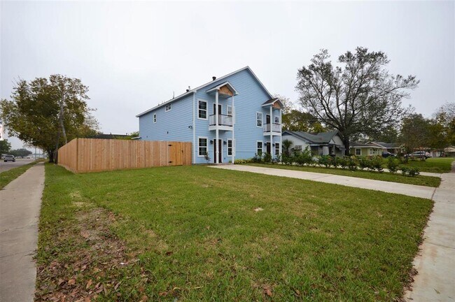 Building Photo - 7403 Buena Vista St