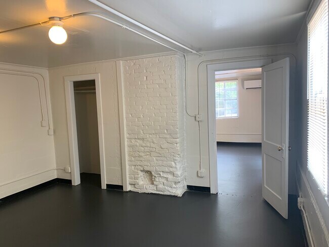 Building Photo - 558 Pulaski St