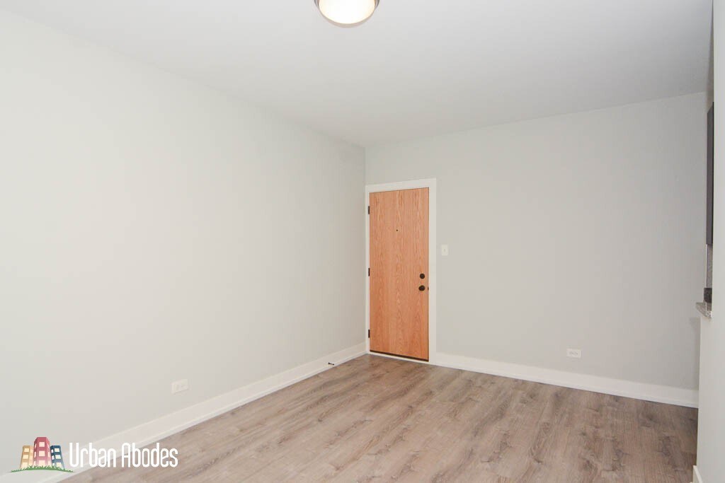 Building Photo - 711 W Brompton Ave