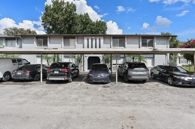 Building Photo - Spacious Renovated 3-Bedroom Condo with Ba...