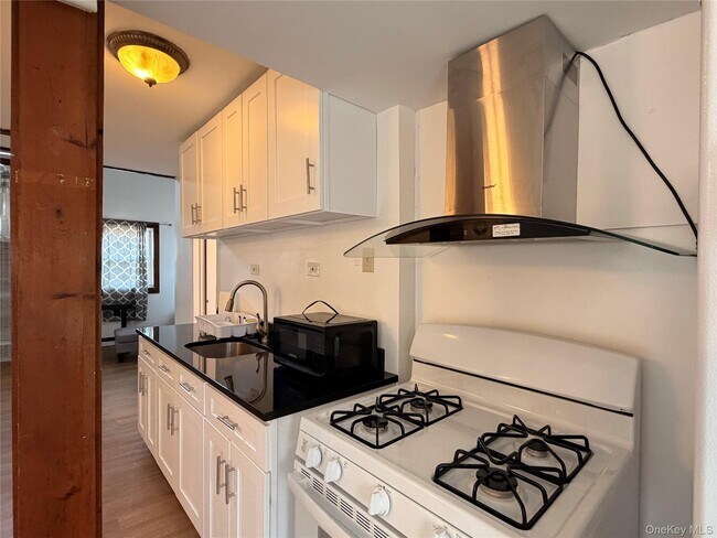 Building Photo - 1 Royal Acres Dr