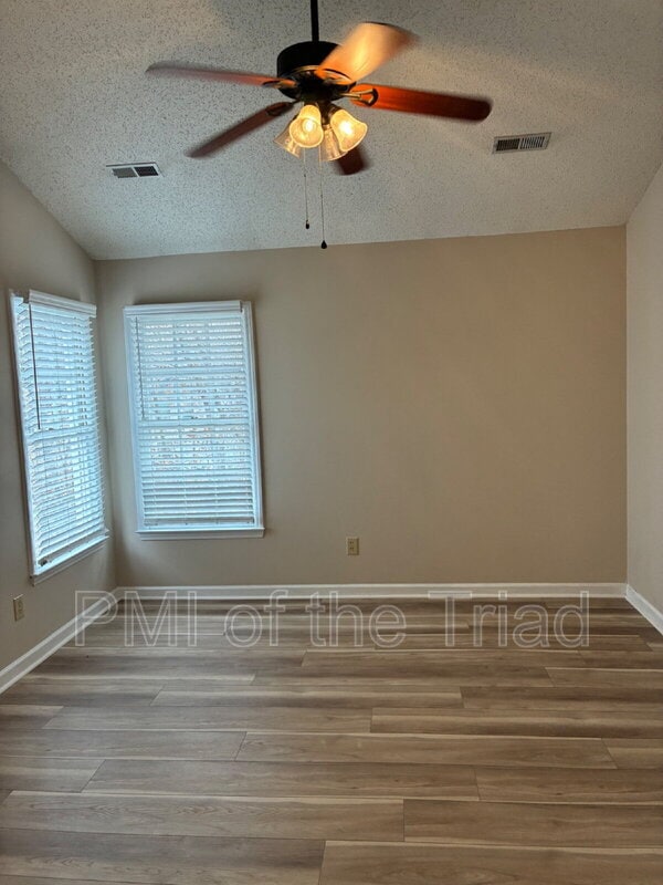 Building Photo - 10 Creekstone Ct