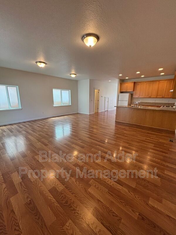 Building Photo - 347 Norway St NE