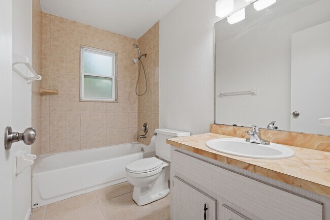 Building Photo - 2 Bedroom, 2 Bath House in Palmetto Woods!