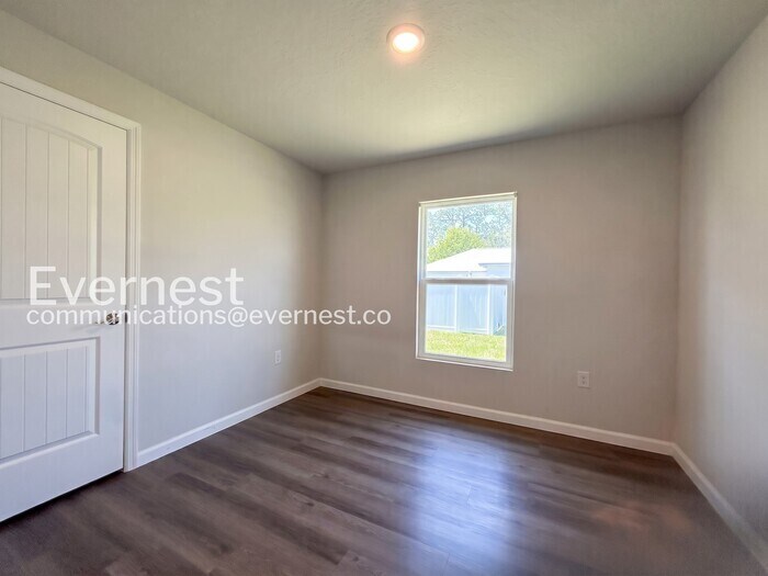 Building Photo - 8 Round Table Ln