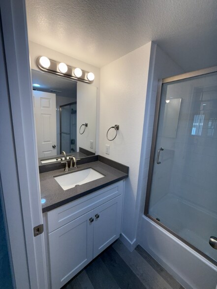 Building Photo - 1750 Karen Ave