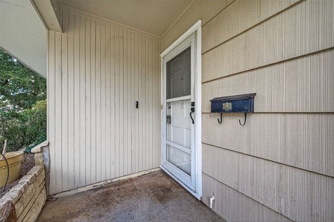 Building Photo - 10005 Hazelhurst Dr