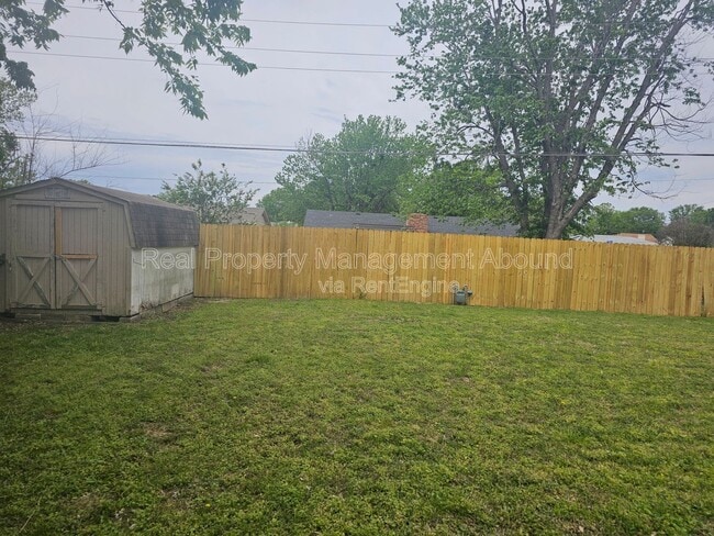 Building Photo - 1030 N Hickory Ave