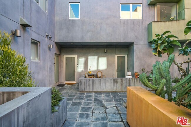 Building Photo - 900 N W Knoll Dr