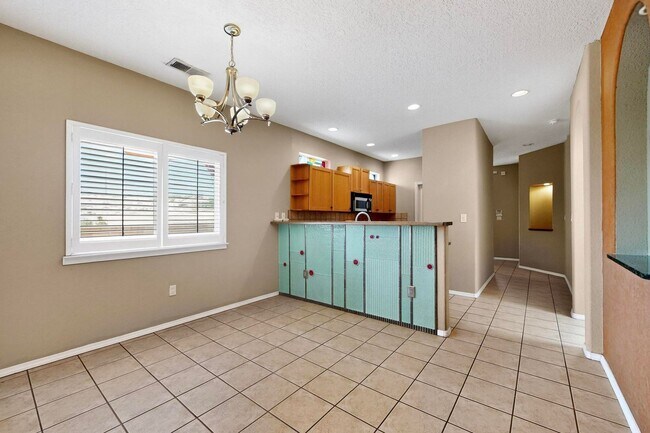Building Photo - SE Rio Rancho 3 Bedroom  2 bath  2 car garage