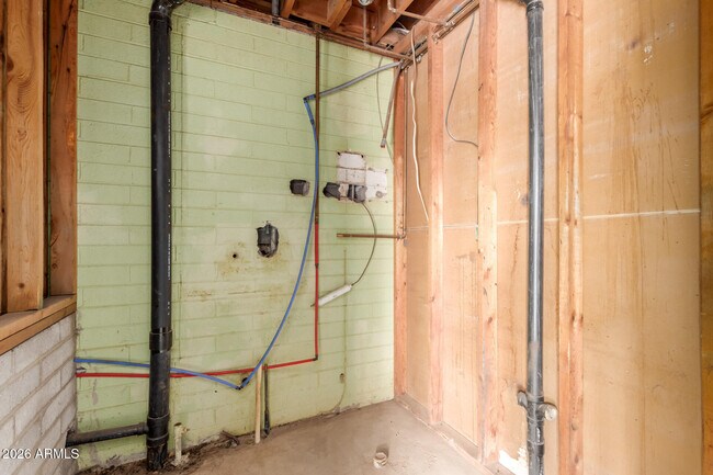 Building Photo - 1125 E 11th St