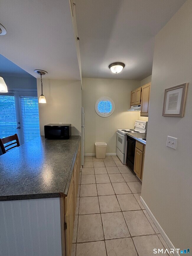 Building Photo - 221 Old Pond Ln