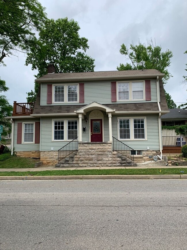 Building Photo - Beautiful, Historical 3 Bedroom House - Available August 2026!