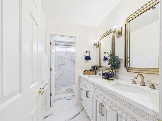 Building Photo - Luxury Awaits with Designer Details
