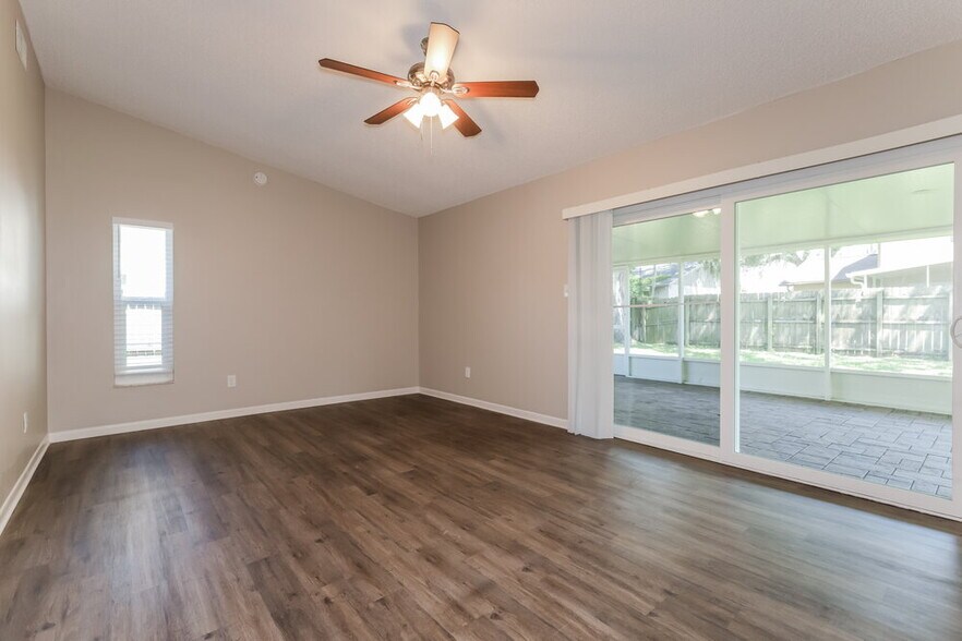 Building Photo - 549 Oak Creek Dr