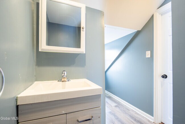 Building Photo - 6 Utica Ave