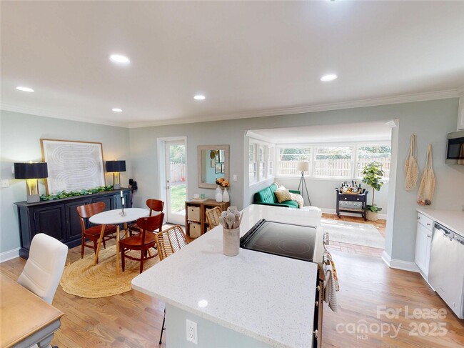 Building Photo - 652 Manhasset Rd
