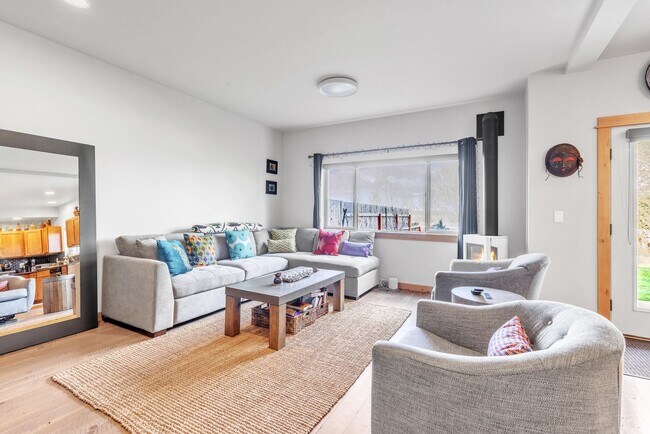 Building Photo - Furnished townhome w/ 2-car garage, backyard & EV charging