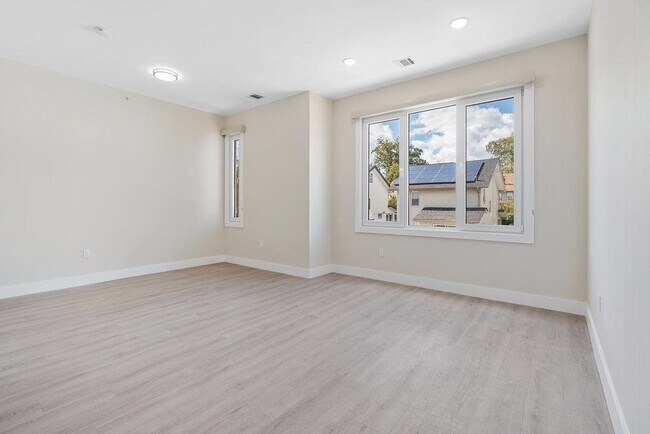 Building Photo - 527 Union Ave