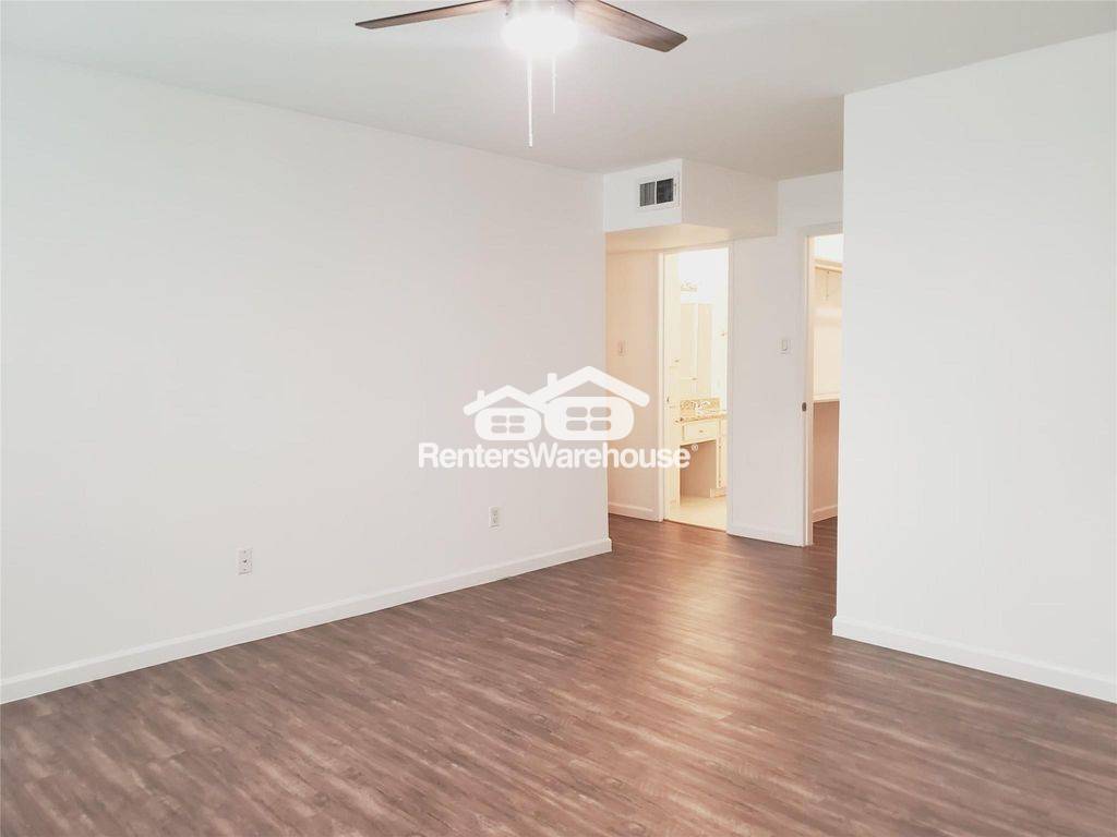 Building Photo - 361 N Post Oak Ln