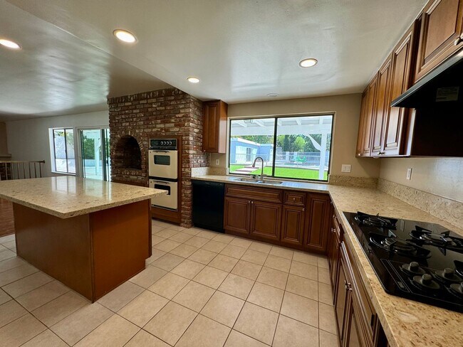 Building Photo - Very Spacious home in the desirable Porter Ranch area with a separate detached guest house