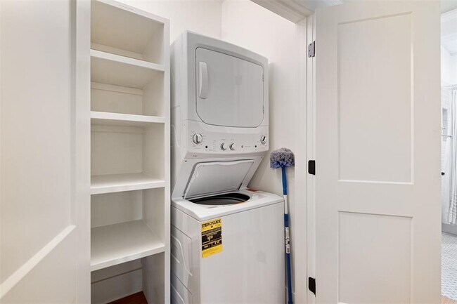 Building Photo - 2606 W 8th St