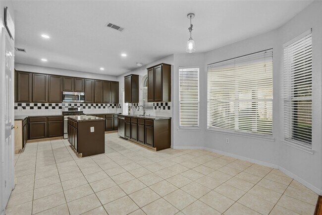 Building Photo - 1742 Country Club Cove Dr