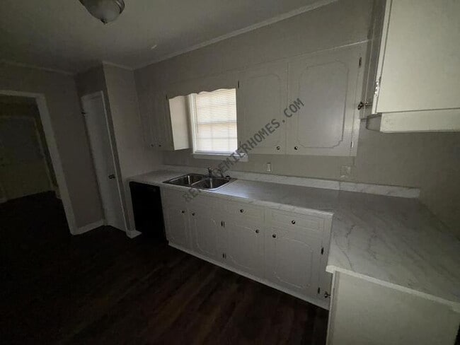 Building Photo - 28 Countrywood St