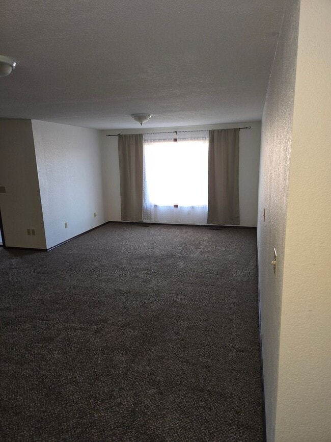 Building Photo - Beautiful Hermiston Home offers a perfect balance of comfort and convenience