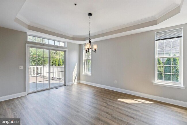 Building Photo - Spacious Townhome with 4 Bedrooms and 3.5 Baths!!