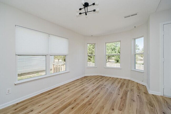 Building Photo - Beautifully Updated Carmel Ranch in Haverstick – Walk to Prairie Trace!