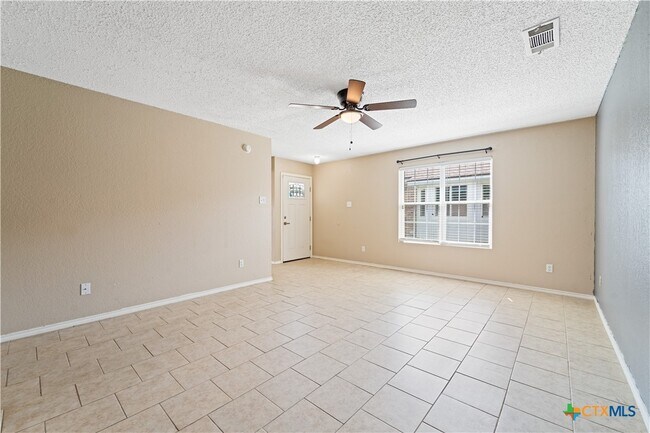 Building Photo - 303 Carly Dr