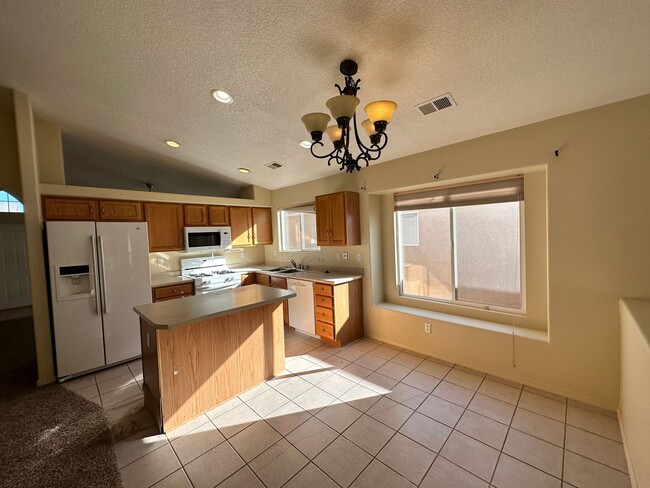 Building Photo - 4 bed 2 bath home in Huning Ranch.