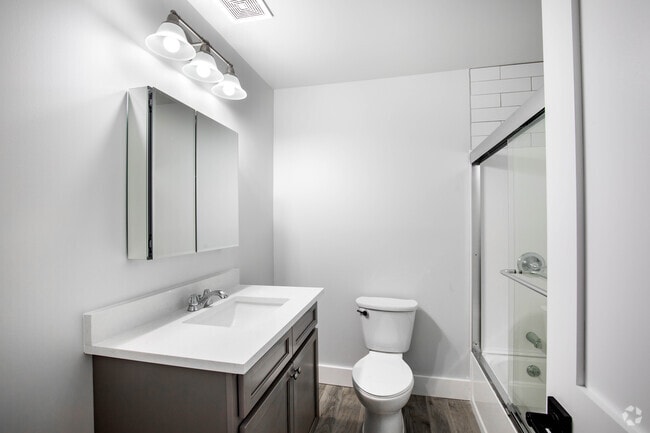 1 BR, 1 BA - 830 SF - Woodhull Gardens - Bathroom - Woodhull Gardens