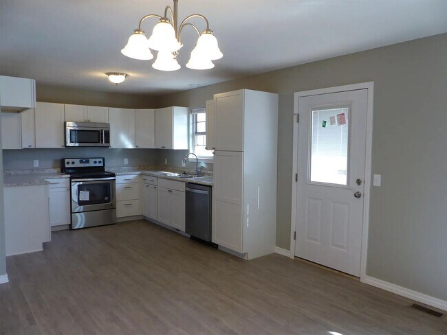 Building Photo - 3 Bedroom Ozark Home Available! Great Neighborhood!