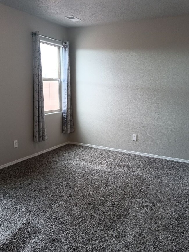 Building Photo - 3 Bedroom, 2 Bathroom Home! Schedule a Sho...