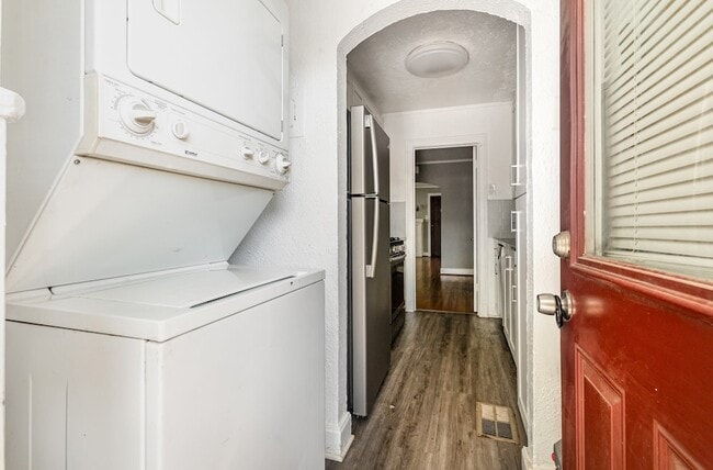 Building Photo - 5924 La Vista Dr