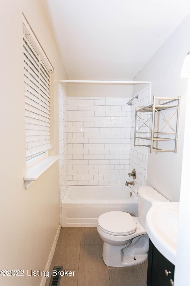 Building Photo - 2421 Woodmont Dr