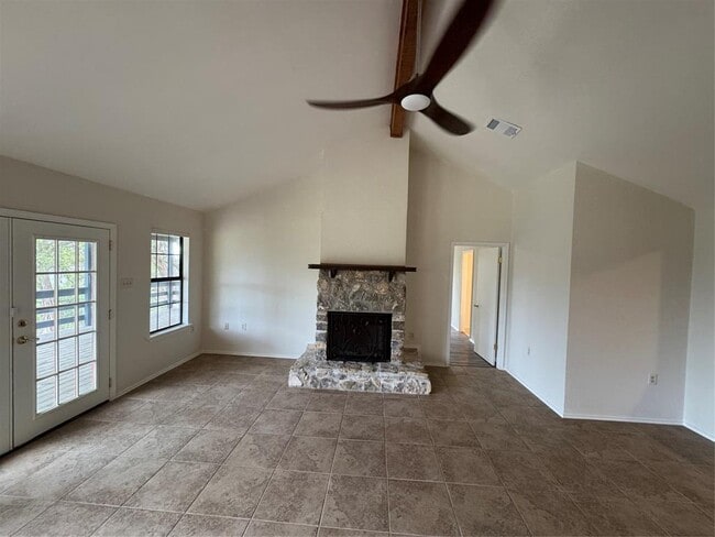 Building Photo - 301 Mesa Dr