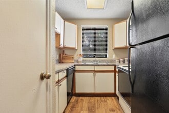 Building Photo - Lake Village West