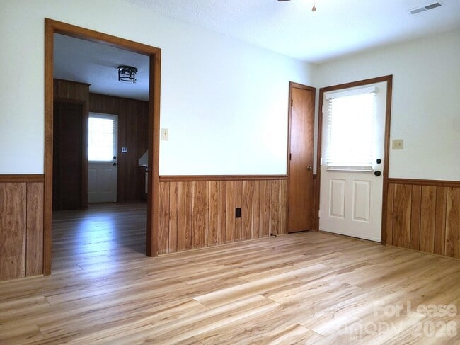 Building Photo - 2022 Oakdale Rd