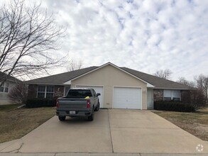 Building Photo - 2 Bed Single Level Duplex in Blue Springs