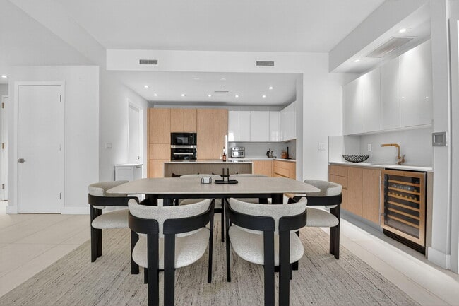 Building Photo - 3100 N Ocean Dr