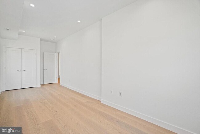 Building Photo - 4421 Kane Pl NE