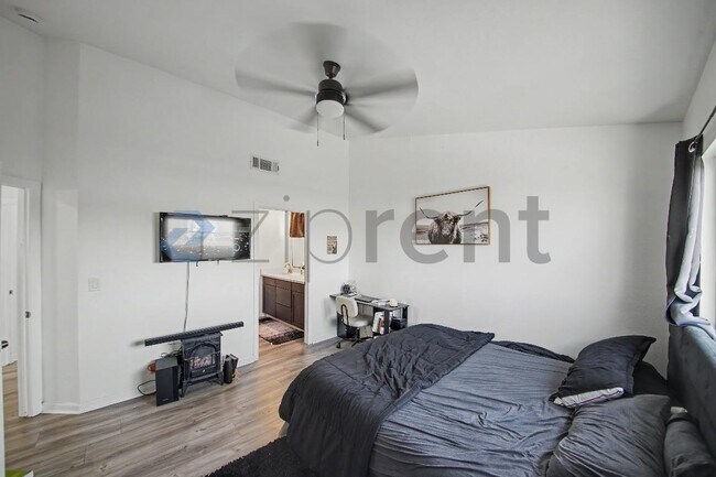 Building Photo - Unit