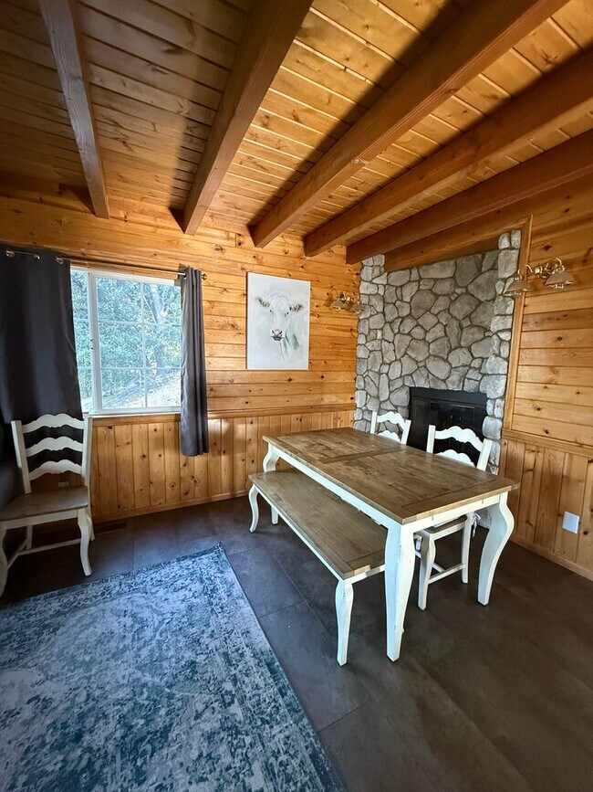 Building Photo - Beautiful Crestline Home - Private & Peaceful