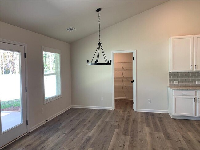 Building Photo - 755 Rodeo Dr