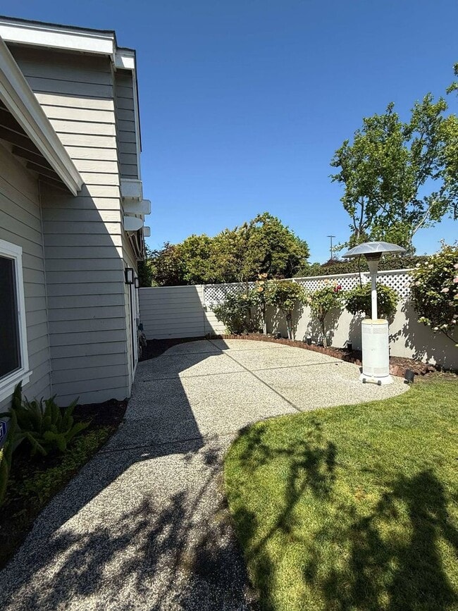Building Photo - Stylish Redwood Shores Home with Vaulted Ceilings & Private Yard