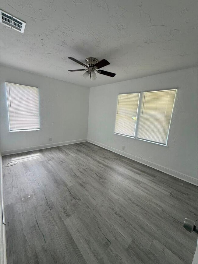 Building Photo - 933 30th Ct