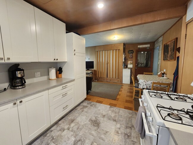 Building Photo - SKI LEASE: Close to Bus Line, Full Kitchen...